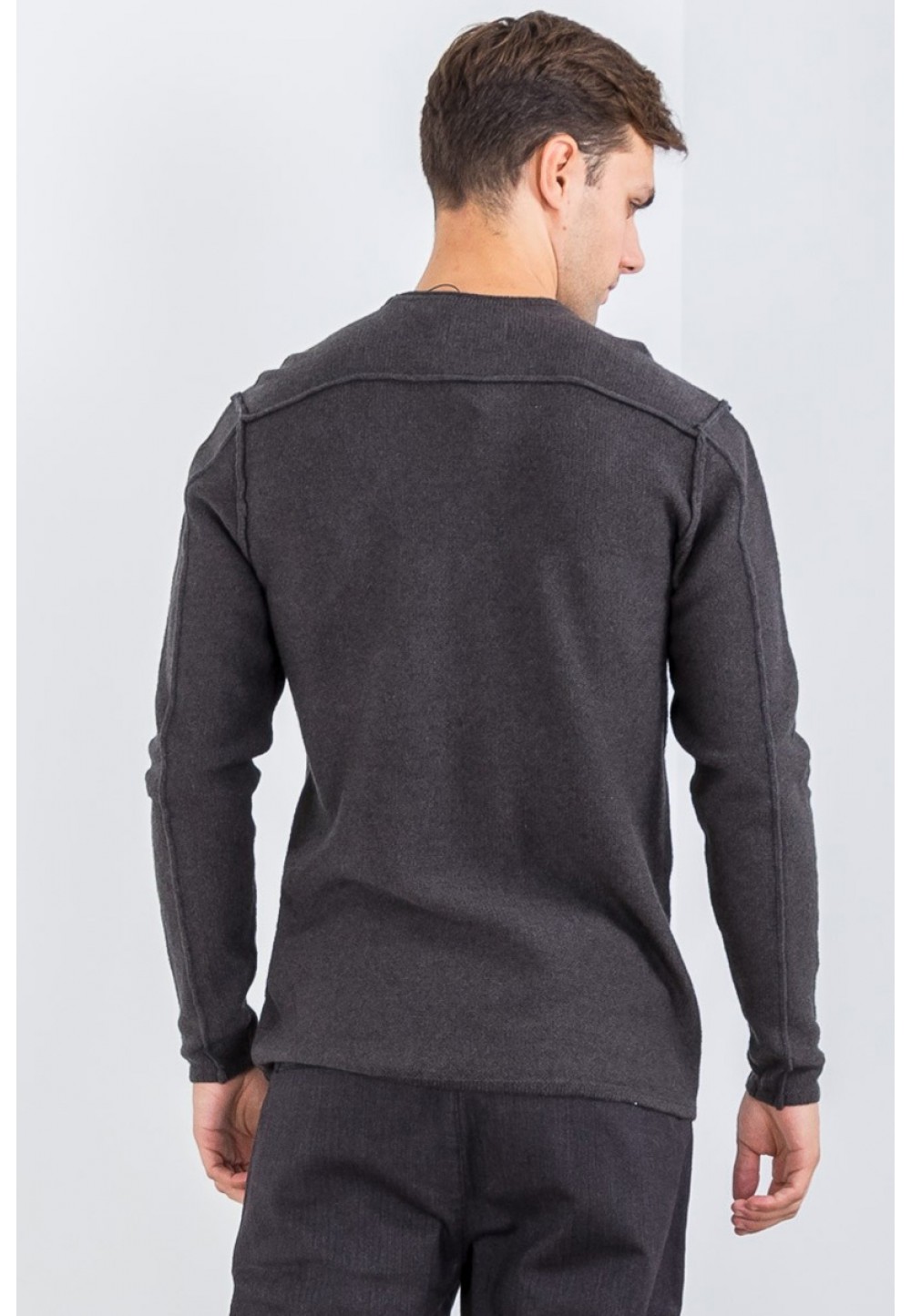 Сірий светр з декоративною строчкою