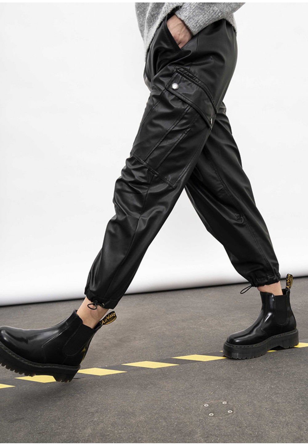 Стильні укорочені брюки чорного кольору