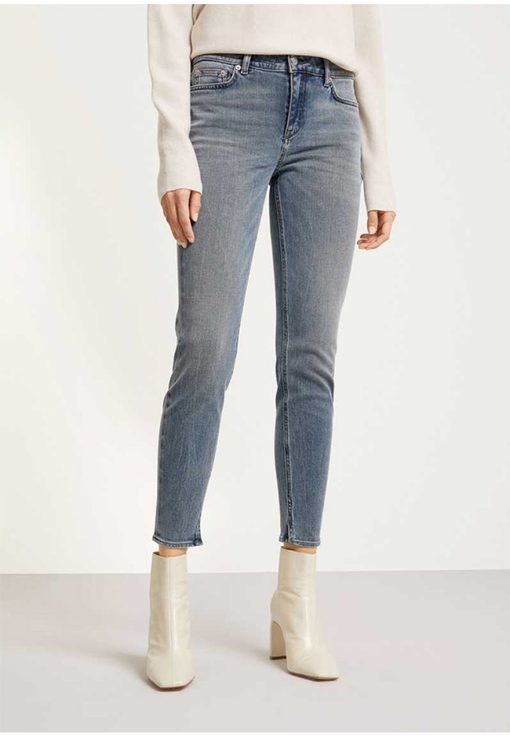 Укороченные женские джинсы