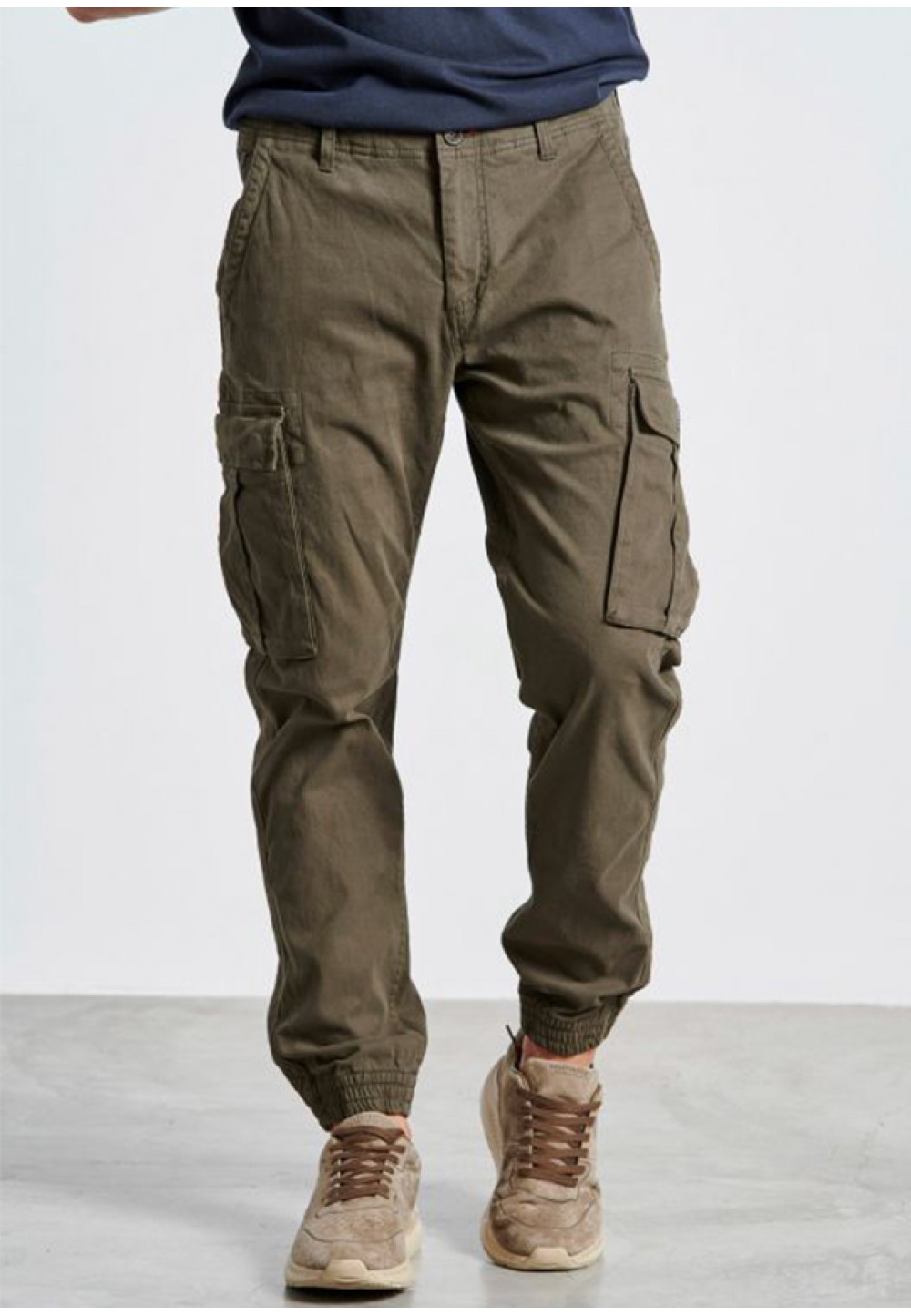Стильные брюки с накладными карманами 