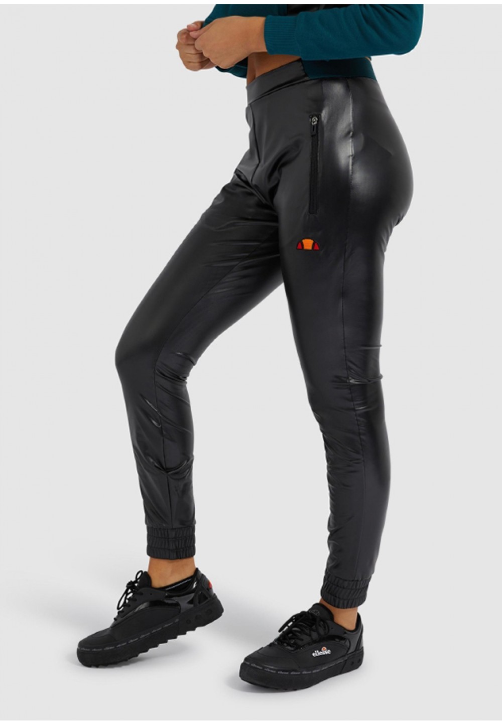 Чорні брюки з яскравим логотипом