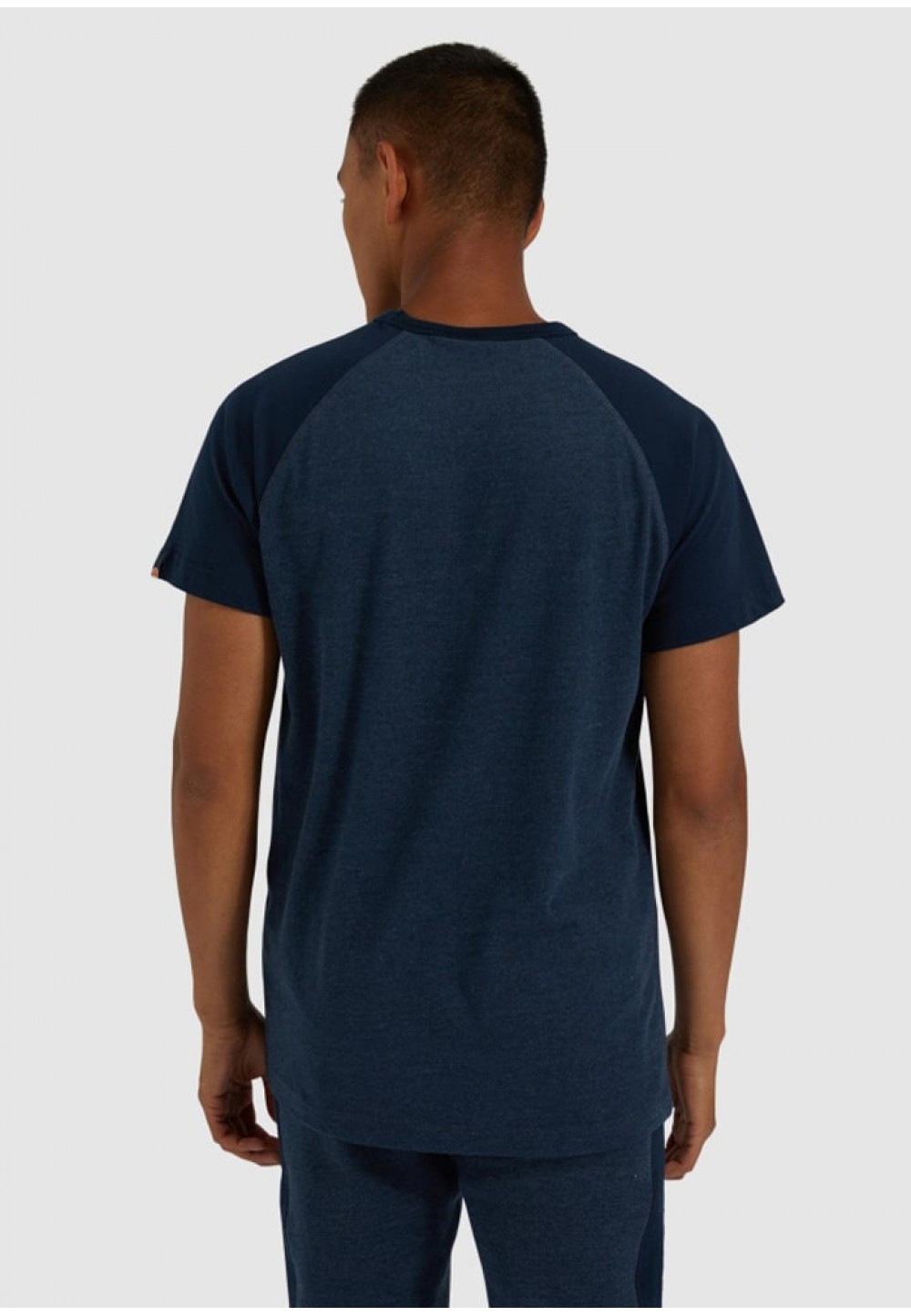 Стильная мужская футболка синего цвета