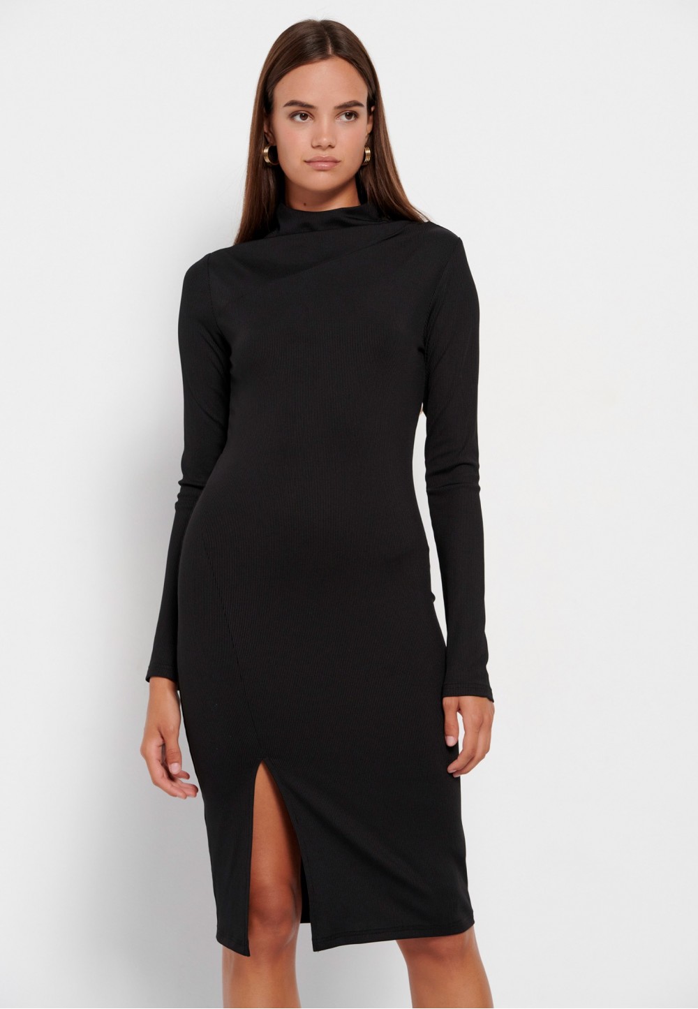 Черное платье- миди c ребристой текстурой