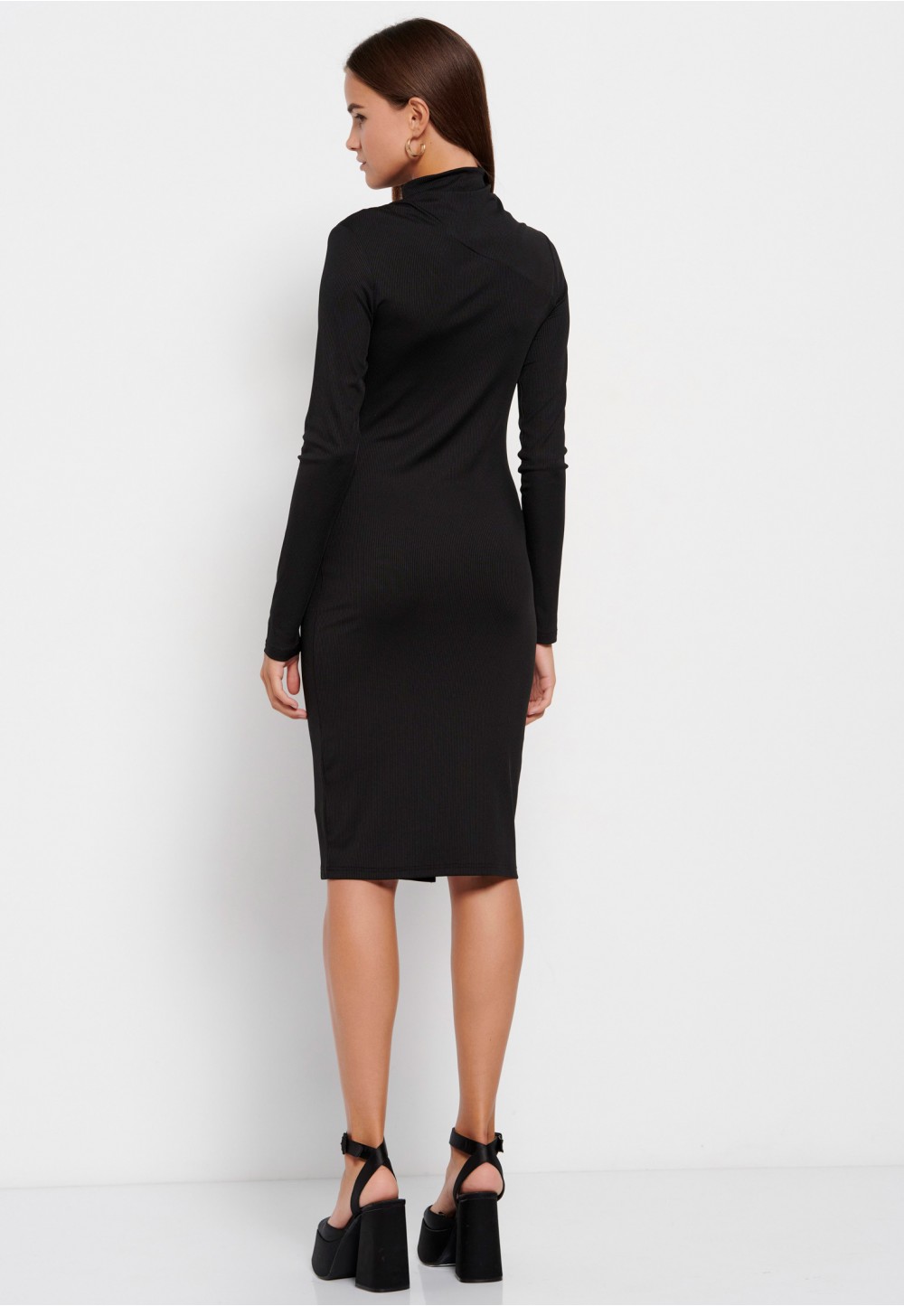 Черное платье- миди c ребристой текстурой