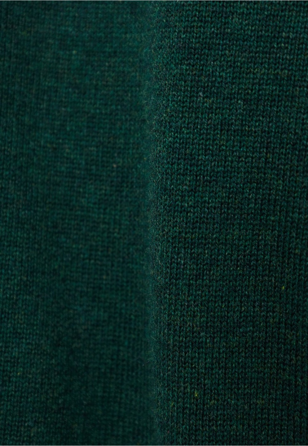 Мужской пуловер в насыщенном зеленом цвете