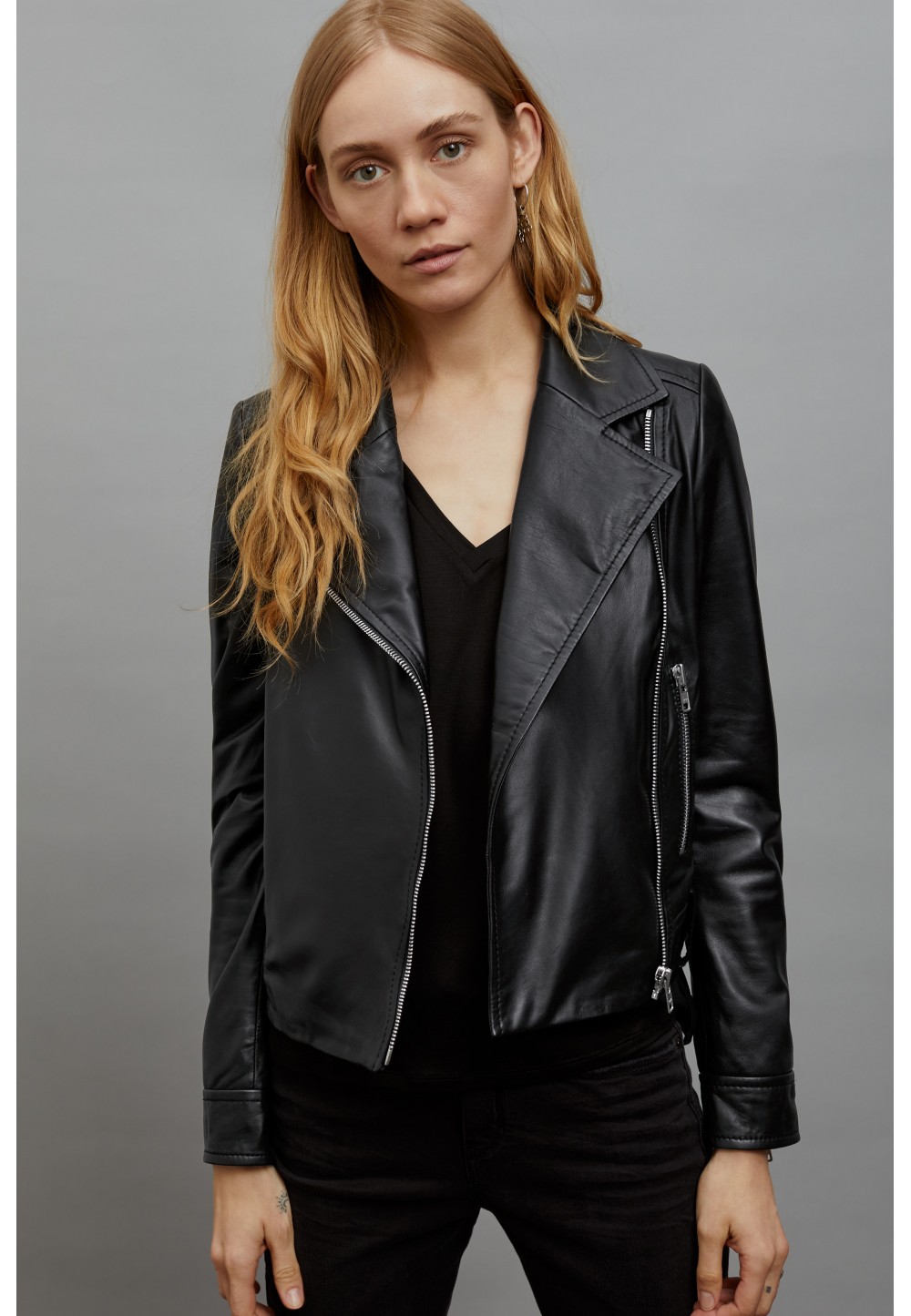 Женская черная куртка косуха PAISLY