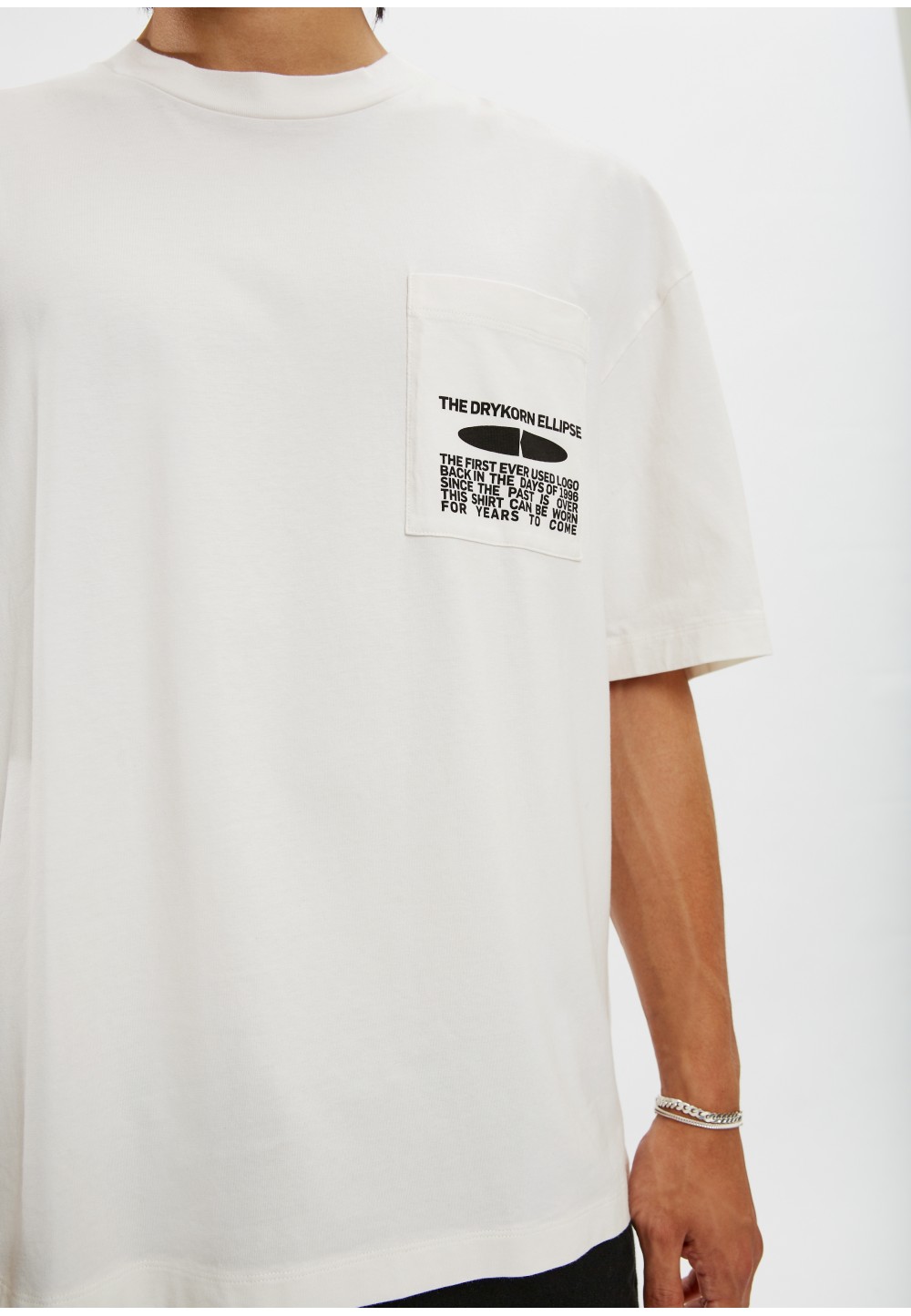 Біла футболка оверсайз з логотипом