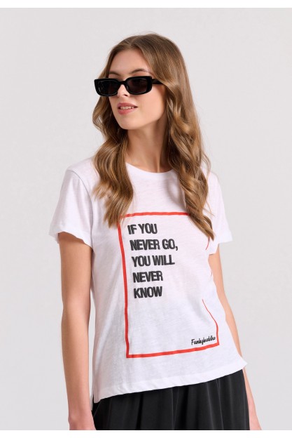Жіноча футболка з рельєфним текстовим принтом