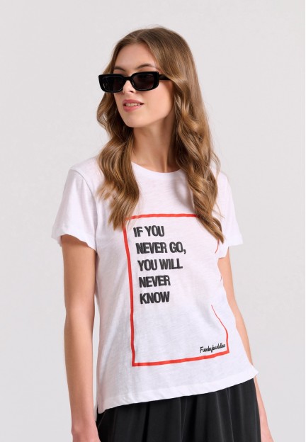 Женская футболка с рельефным текстовым принтом