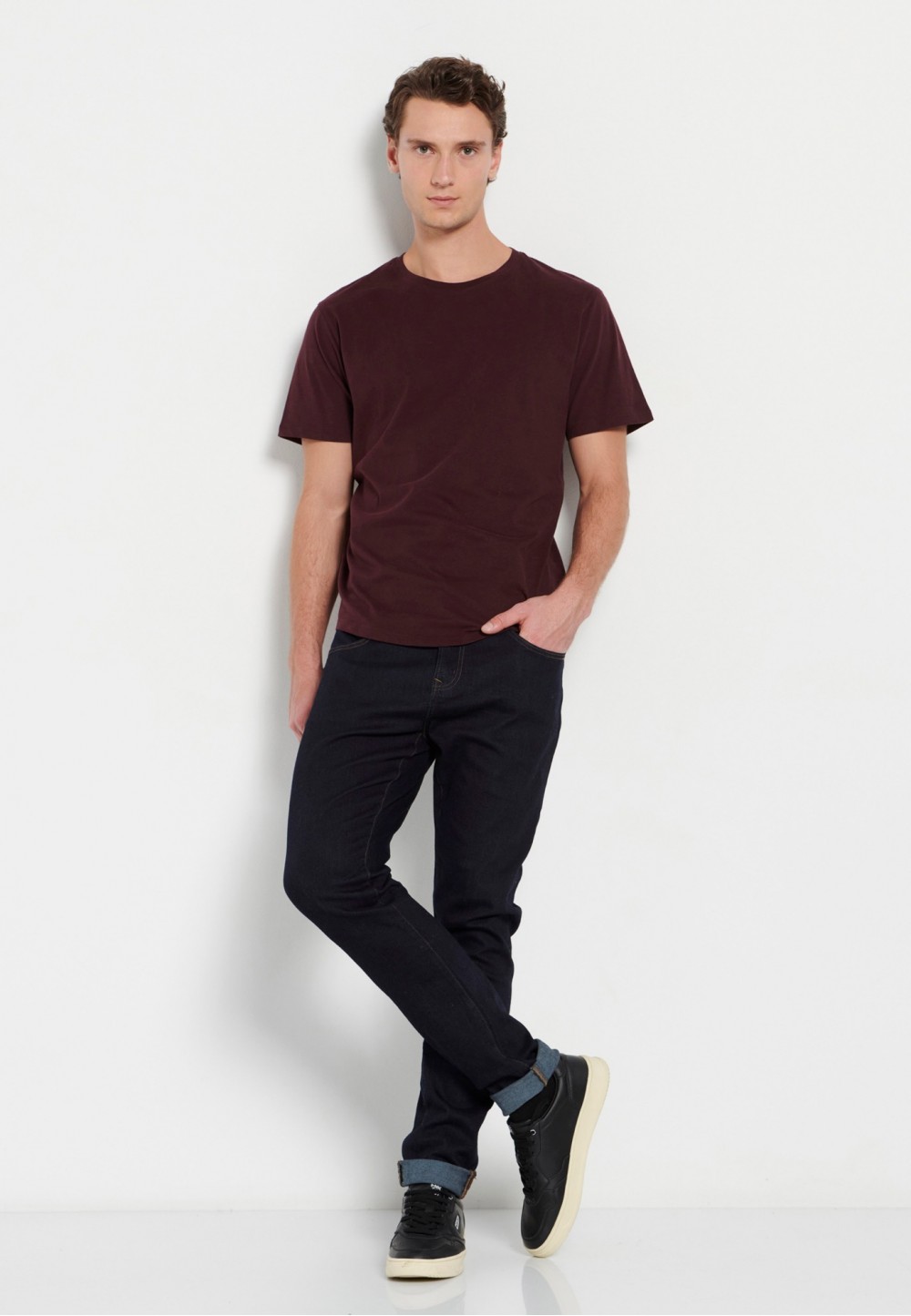 Бордовая мужская футболка с коротким рукавом
