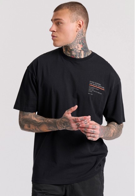Черная футболка оверсайз с текстовым принтом на спине