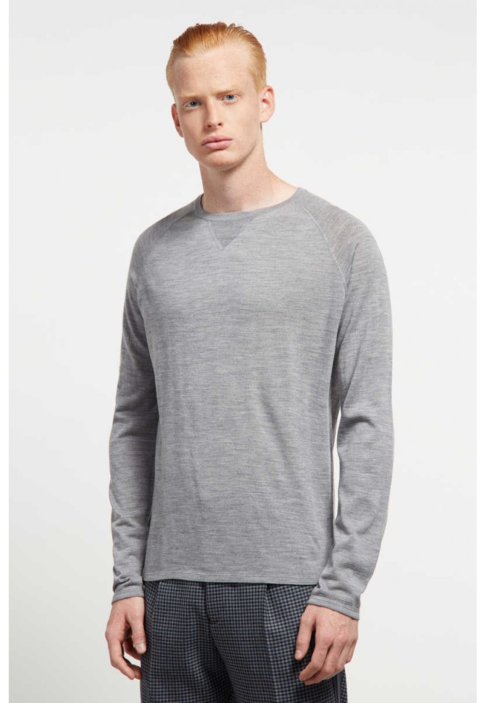 Светло-серый пуловер