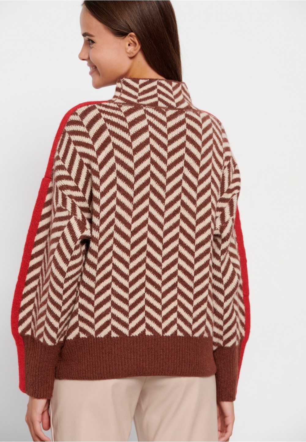 Жіночий светр із високим коміром у карамельну смужку