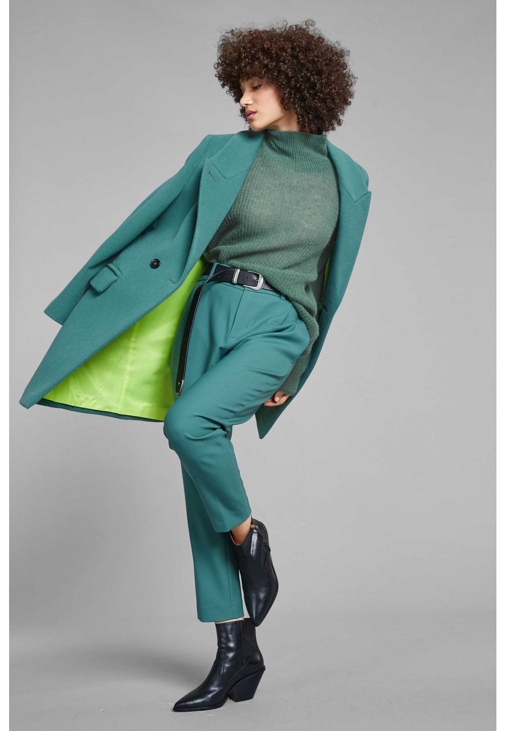 В'язаний зелений светр