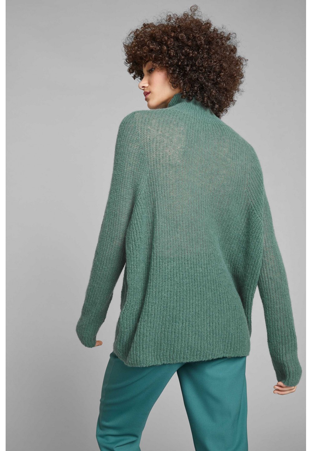 Вязаный зеленый свитер