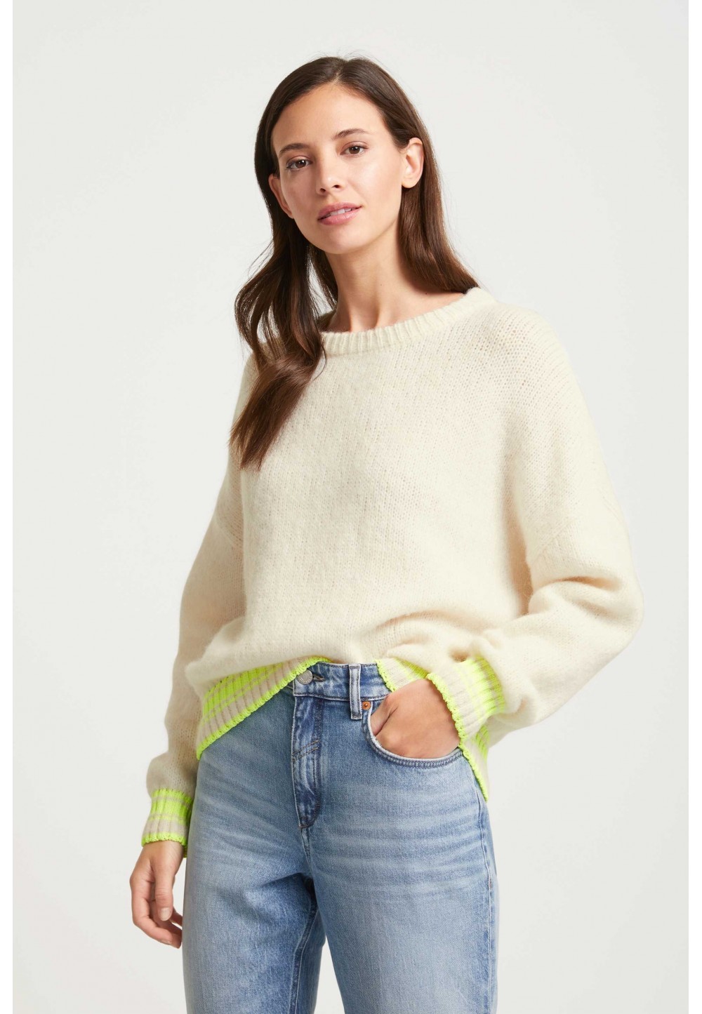 Мягкий свитер с опущенными плечами