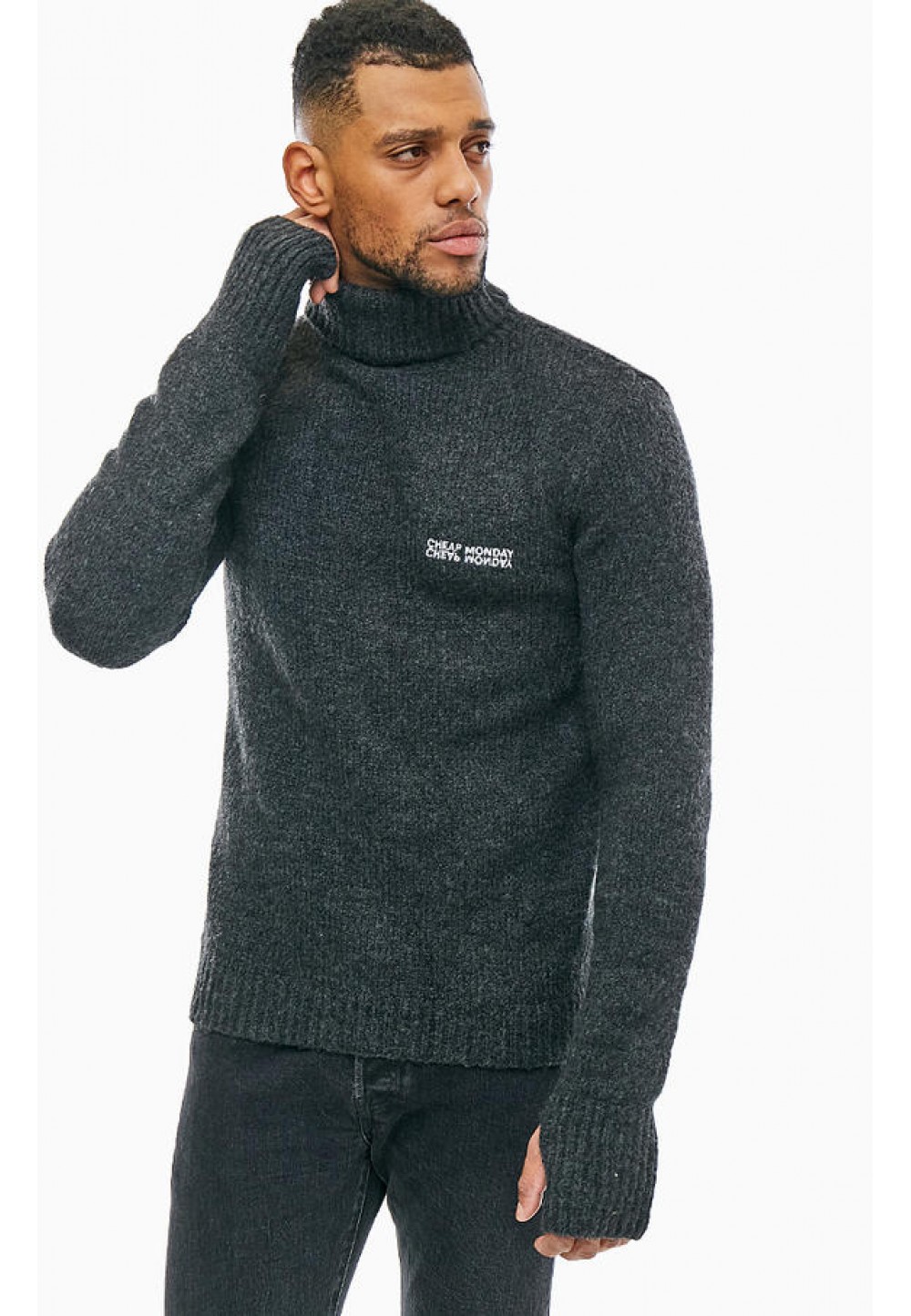 Вязаный темно-серый свитер