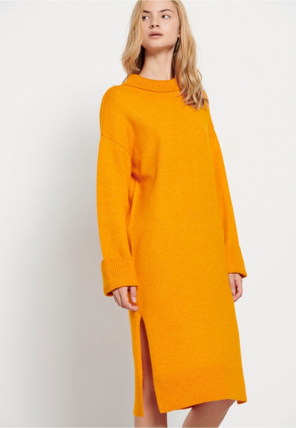 Вязаное платье миди в оранжевом цвете