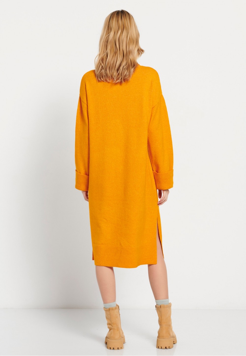 В'язана сукня міді в оранжевому кольорі