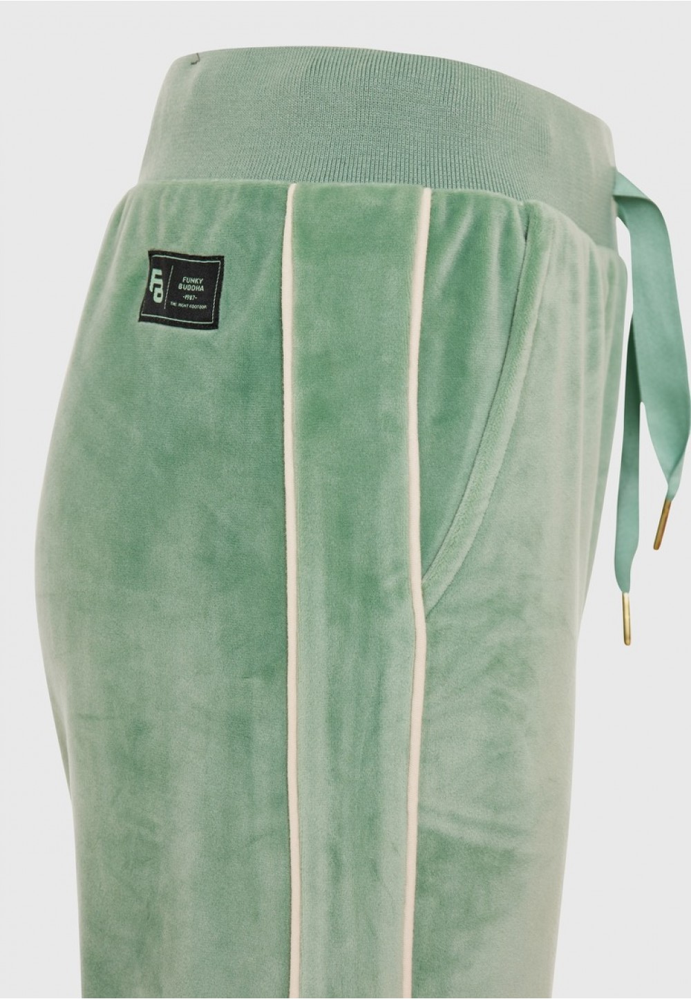 Женские спортивные брюки в нежно-зеленом бархате